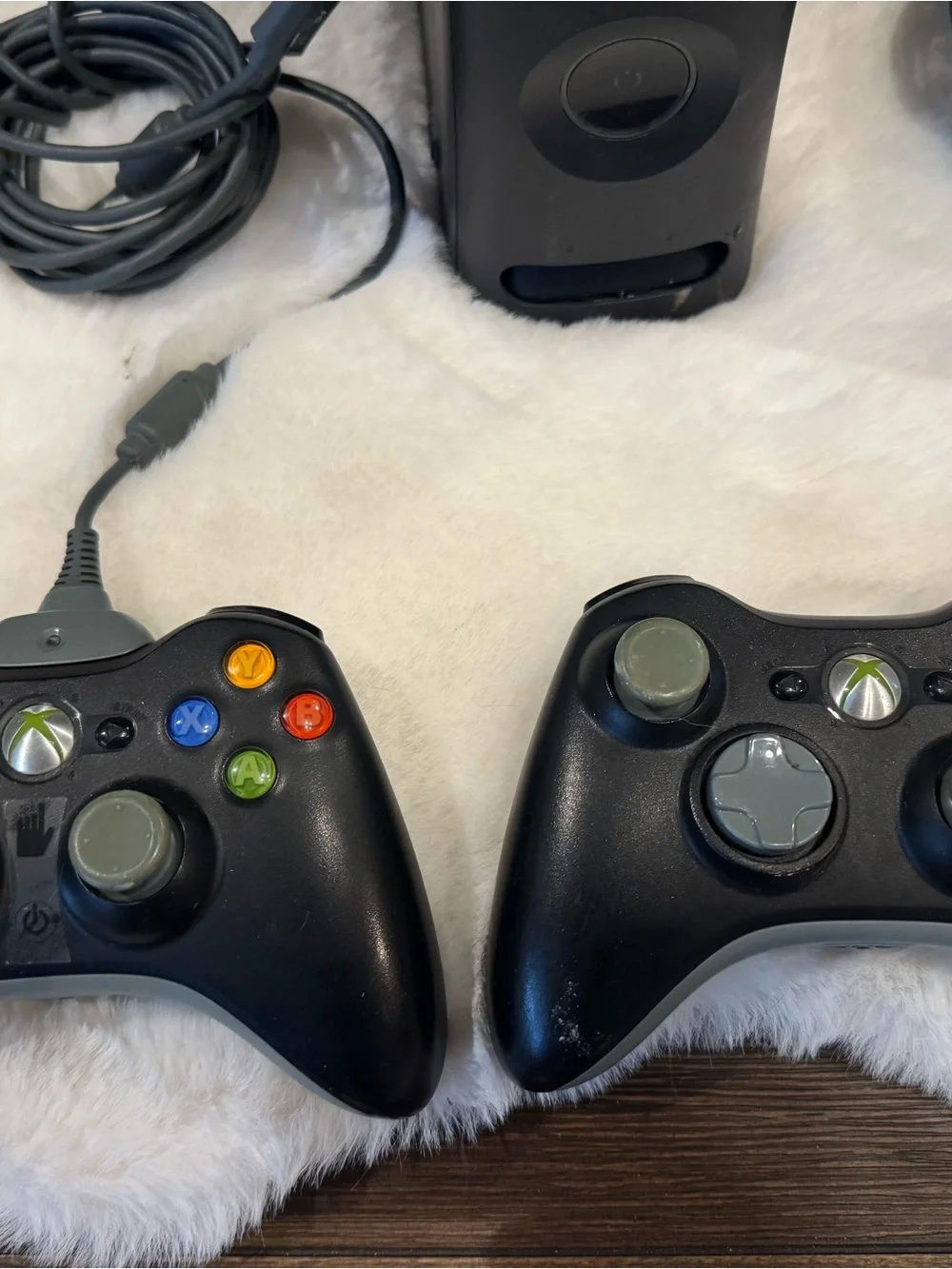 Microsoft xbox360 Console Bundle in Black with Two Wireless Controllers 2 games